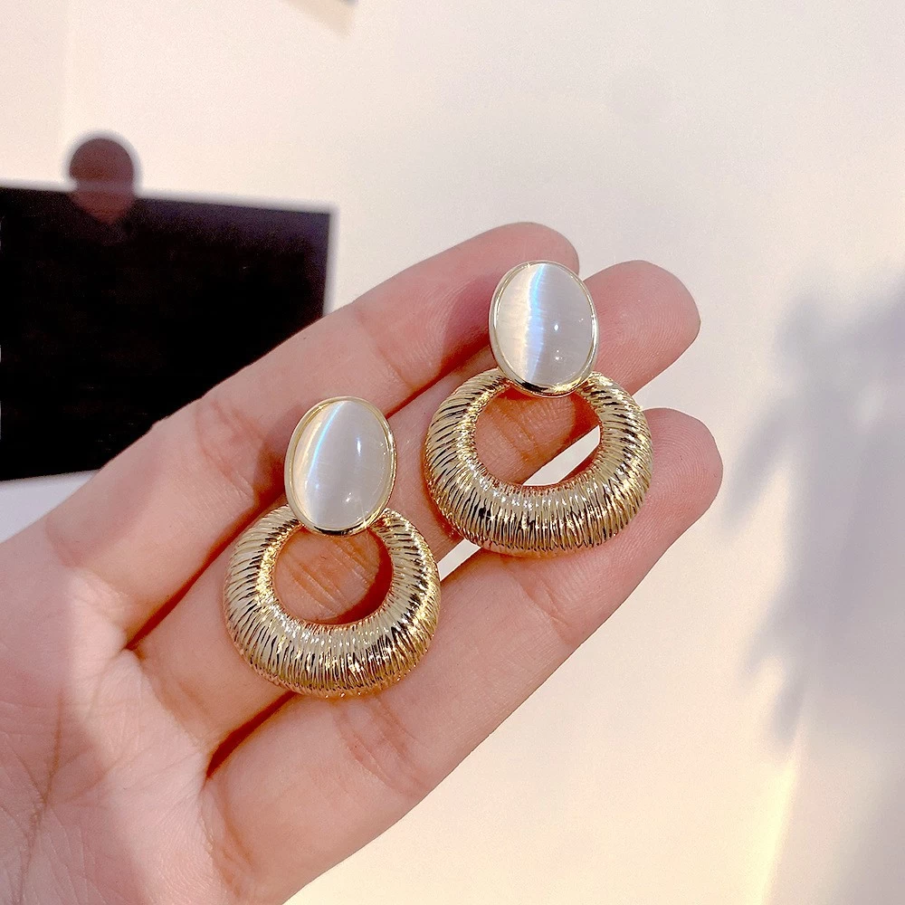 Vente en gros de bijoux en or véritable 18 carats en gros Boucles d'oreilles en pierre de lune œil de chat blanc pour femmes.