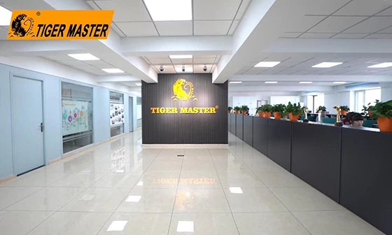 China over ons-x-Tiger Master is fabrikant van veiligheidsschoenen en regenlaarzen in China. Inmiddels zijn wij ook een professioneel merk voor veiligheidsproducten, met name op het gebied van veiligheidshandschoenen, werkkleding, helmen, veiligheidsvest,  fabrikant