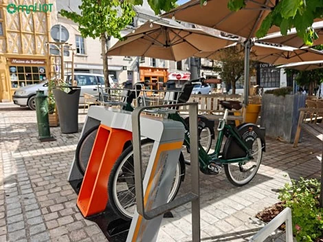 ¿Puedo cargar mi bicicleta eléctrica en un cargador de automóvil?
