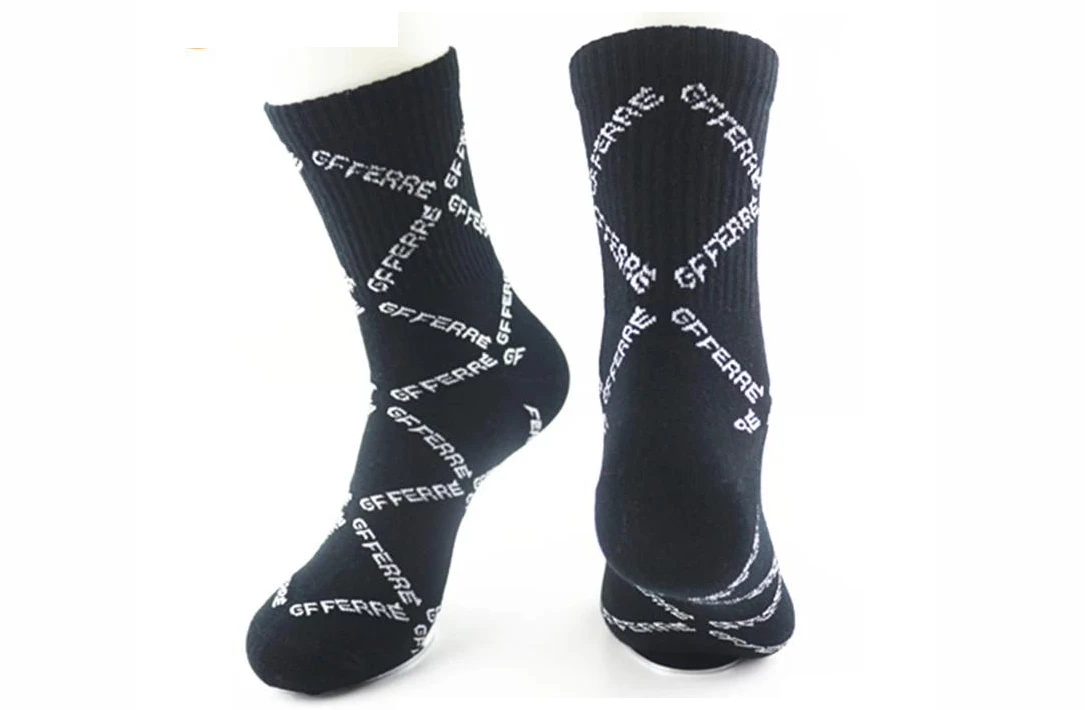 Το Jixingfeng πλέξιμο κάλτσες γίνεται ο κορυφαίος προμηθευτής OEM/ODM της Κίνας των αθλητικών κάλτσες των ανδρών