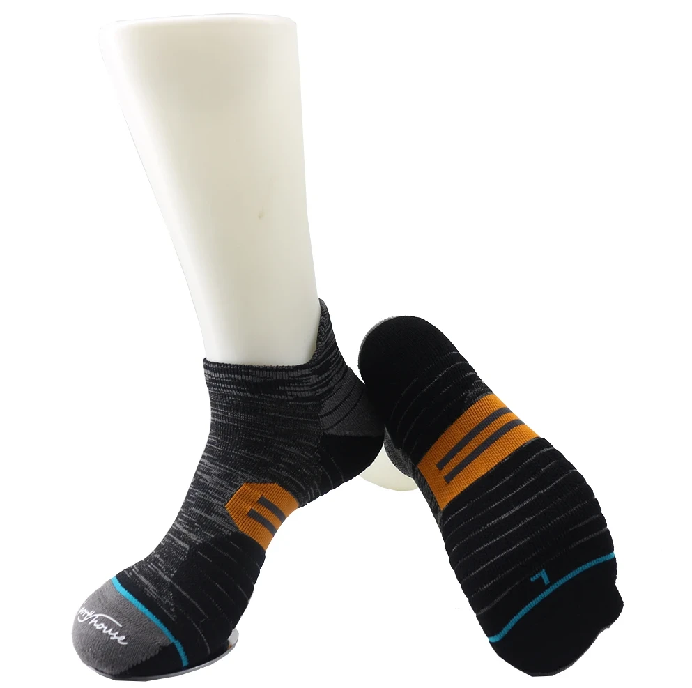 Low MOQ promotional sports socks supplier