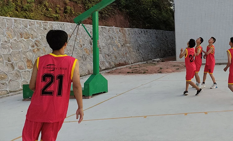 Tsingbuy ha donato abbigliamento sportivo alla scuola media in occasione dell'anniversario