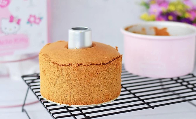 What is the difference of tube cake pan and bundt cake pan?