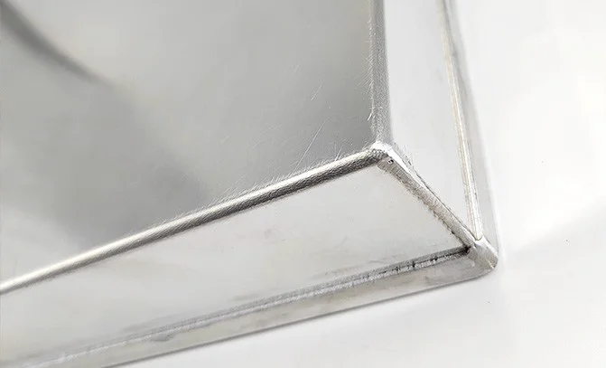 Borde reforzado y borde doblado al revés en bandejas para hornear comerciales