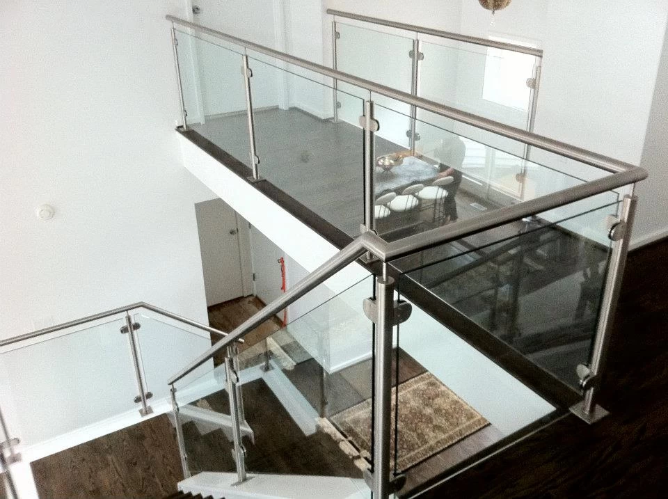 Escaleras interiores/balcón/piscina, sistema de barandilla de cristal  montado en el suelo, poste de panel de vidrio con conector giratorio, clip  de
