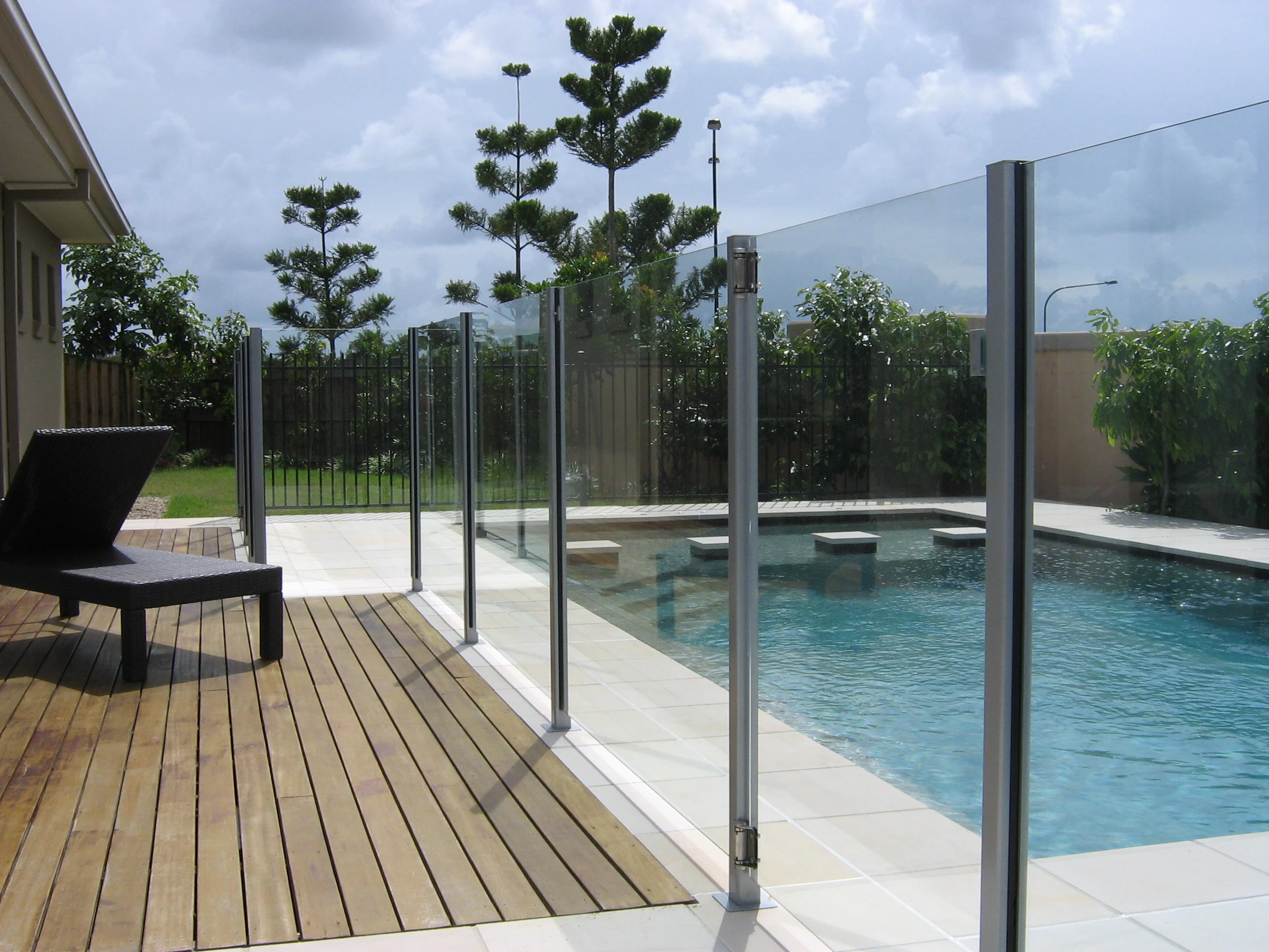 Aluminum extrusion post for glass panel railing