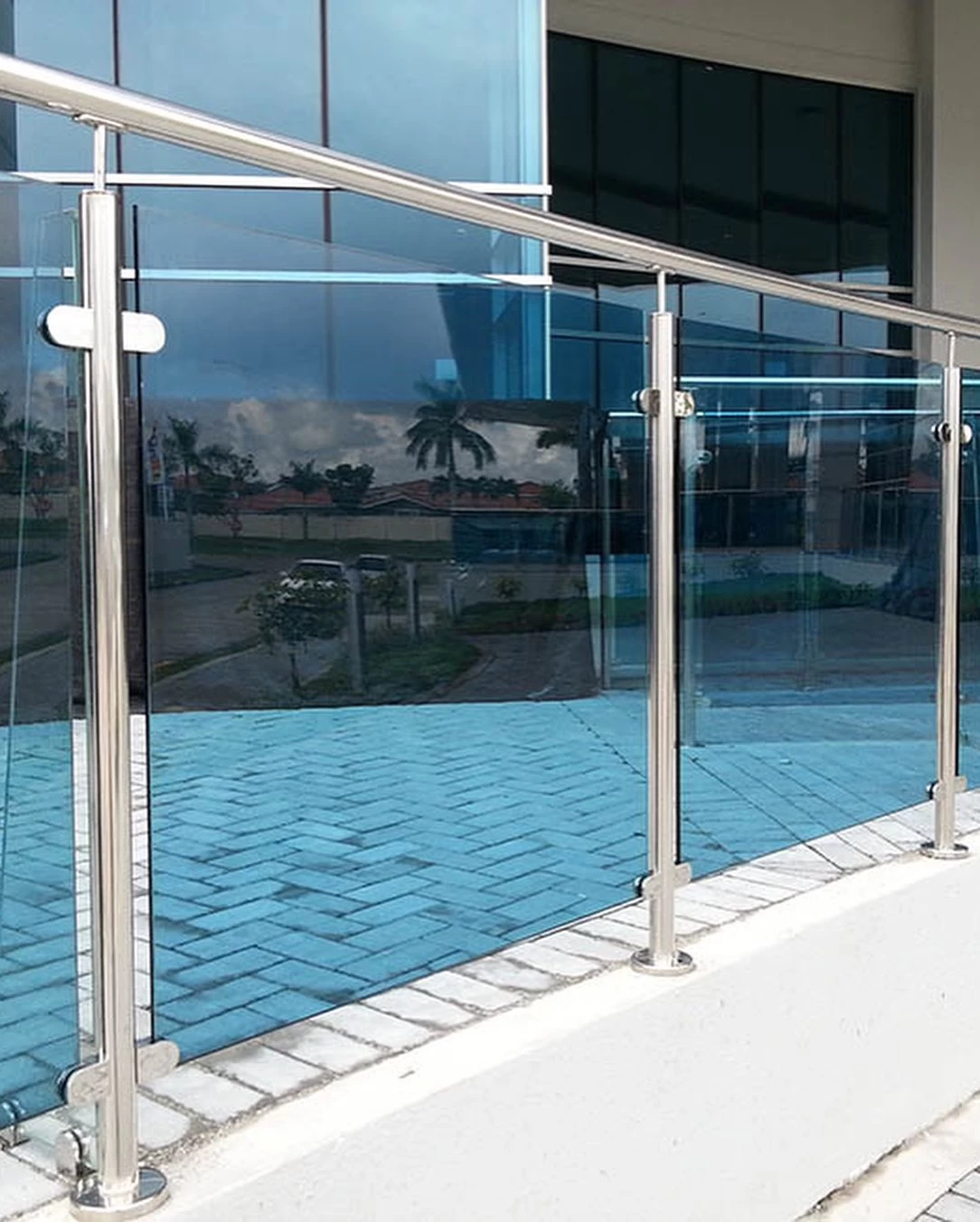 Balcony Outdoor Stainless Steel Baluster Glass Railing With Blue Tempered Glass
