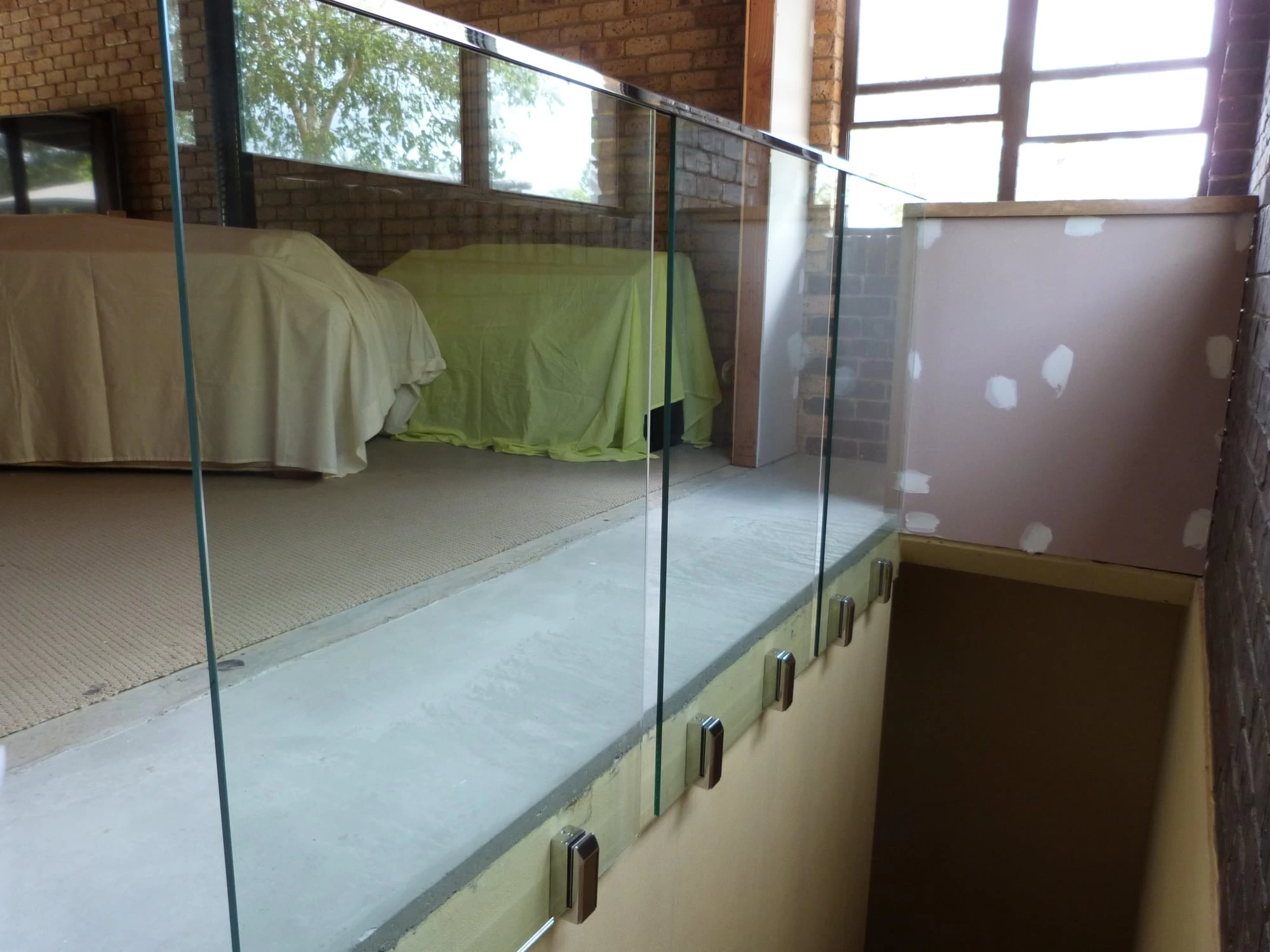 Großhandel Niedriger Preis 2205 Edelstahl rahmenlose Glasbalustraden Poolzaun Quadratischer, an der Wand montierter Glaszapfen