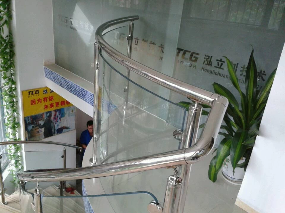 Curved glass railing system for staircase