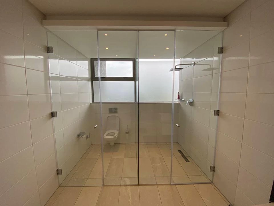 Bisagras de puertas de vidrio para duchas y bodegas sin marco.