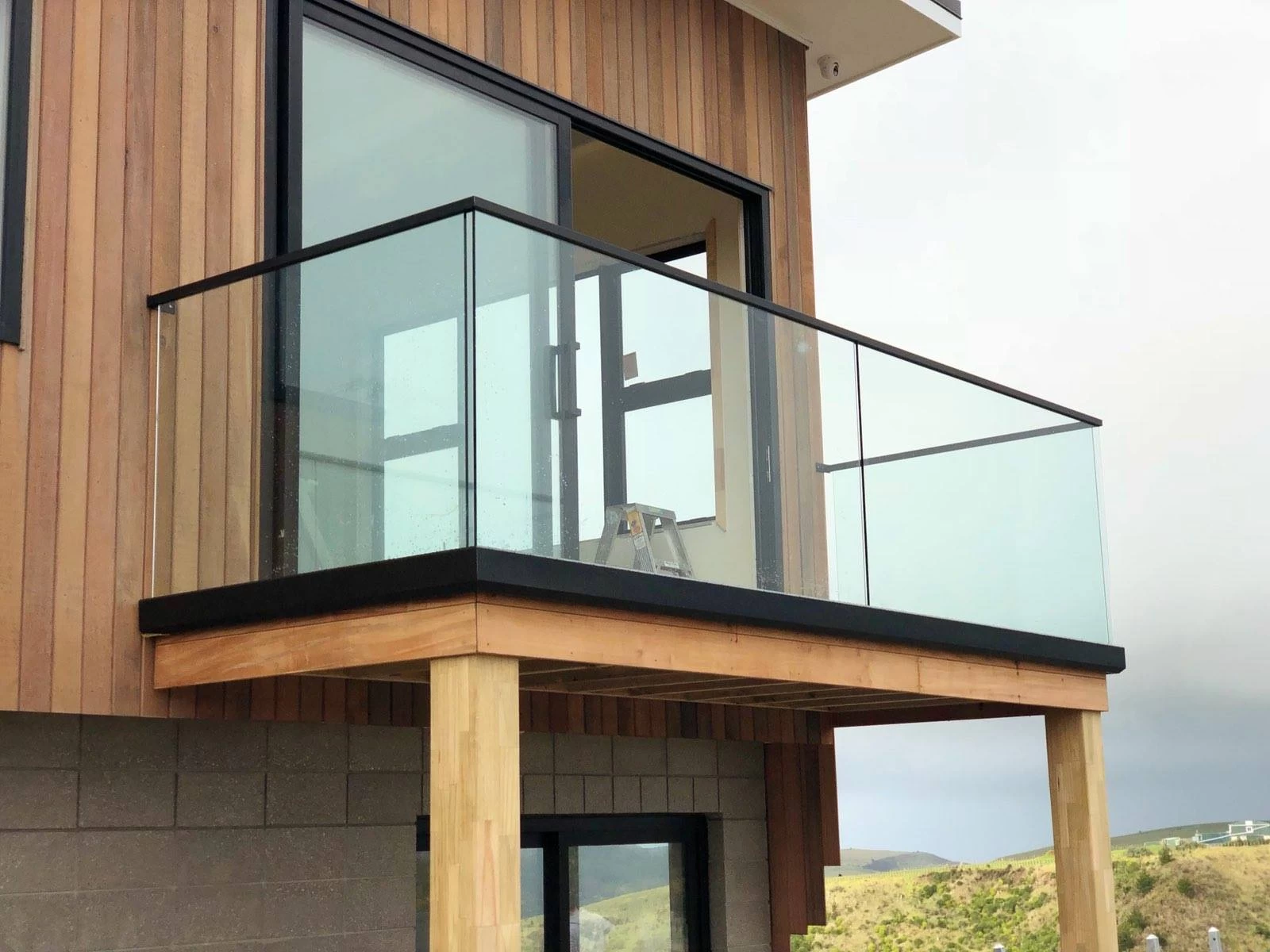 Nouvelle balustrade en verre en aluminium de conception pour la main courante de balcon avec verre teinté gris foncé