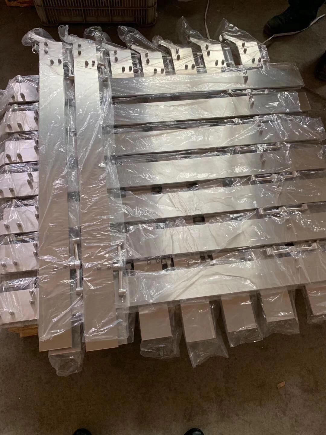 Stainless Steel Handrail Balustrade Flat Bar Post with Spider for Commercial Glass Railings