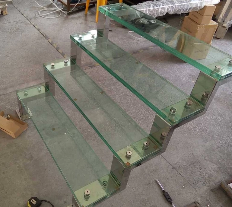Staircase glass tread and steps