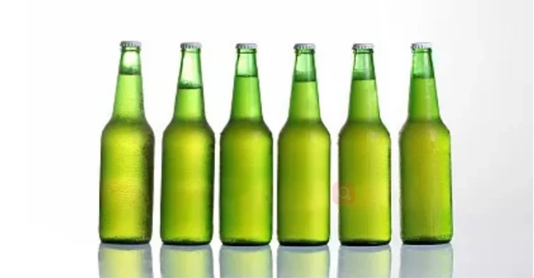 Bottiglia di birra verde simbolo del vettore di vetro. Alcool