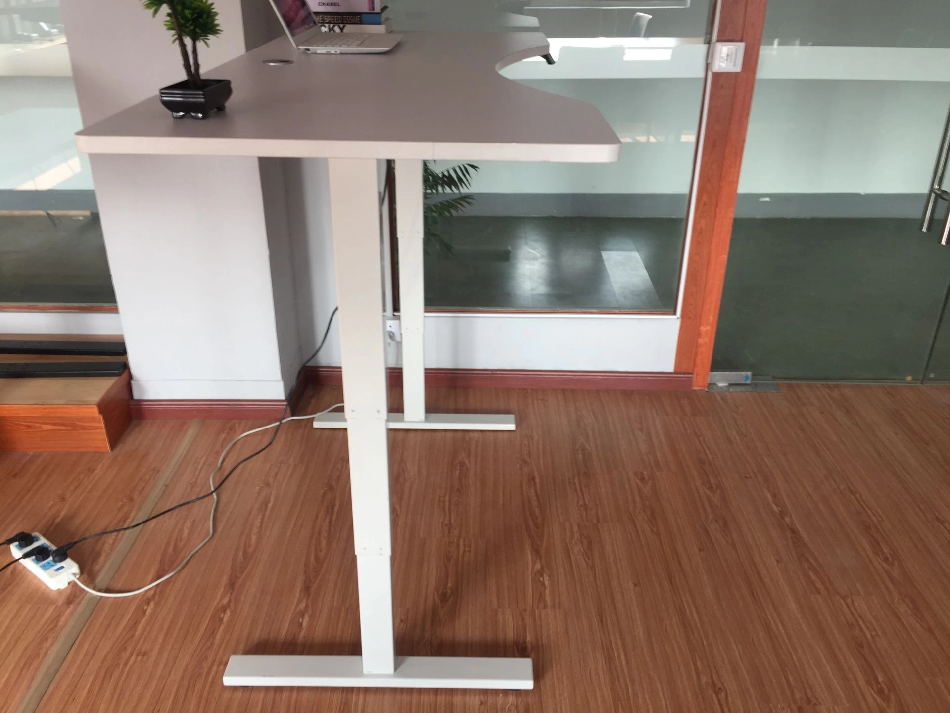 طاولة خشبية أعلى مكتب الارتفاع قابل للتعديل الارتفاع كهربائية قابل للتعديل مكتب