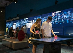 Κέντρο Κωμωδίας Παρέχει εξατομικευμένη αλληλεπίδραση για επισκέπτες με RFID βραχιόλια