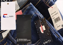 服装销售和展览中服装标签的特点