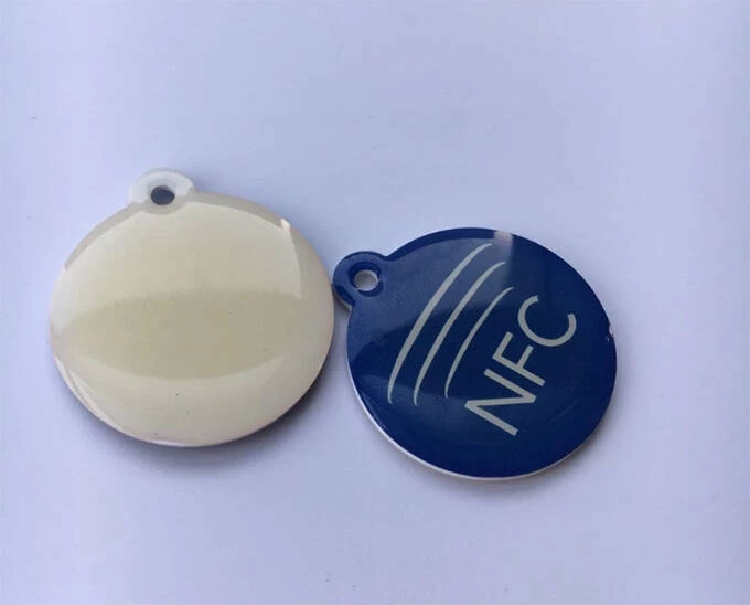 创佳工厂生产采用Topz512芯片的PVC NFC标签