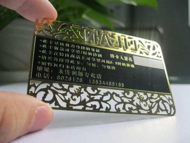 tarjeta de visita del metal con diseño troquelado