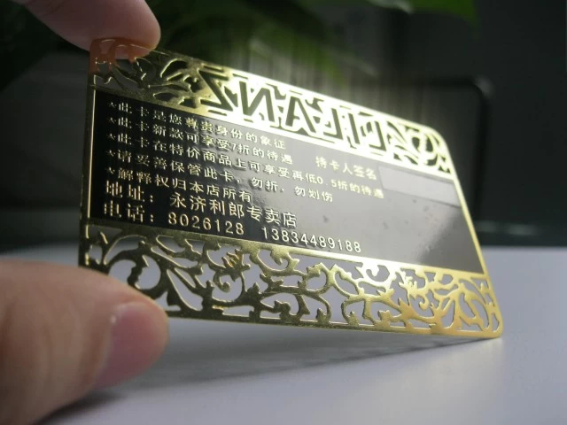 tarjeta de visita del metal con diseño troquelado