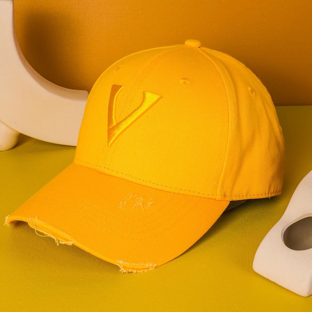 China 3d bordado letras logotipo amarelo algodão brim angustiado chapéus de beisebol fabricante