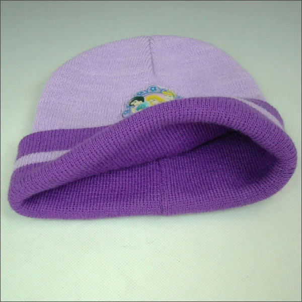 folding knit beanie with rubber patch