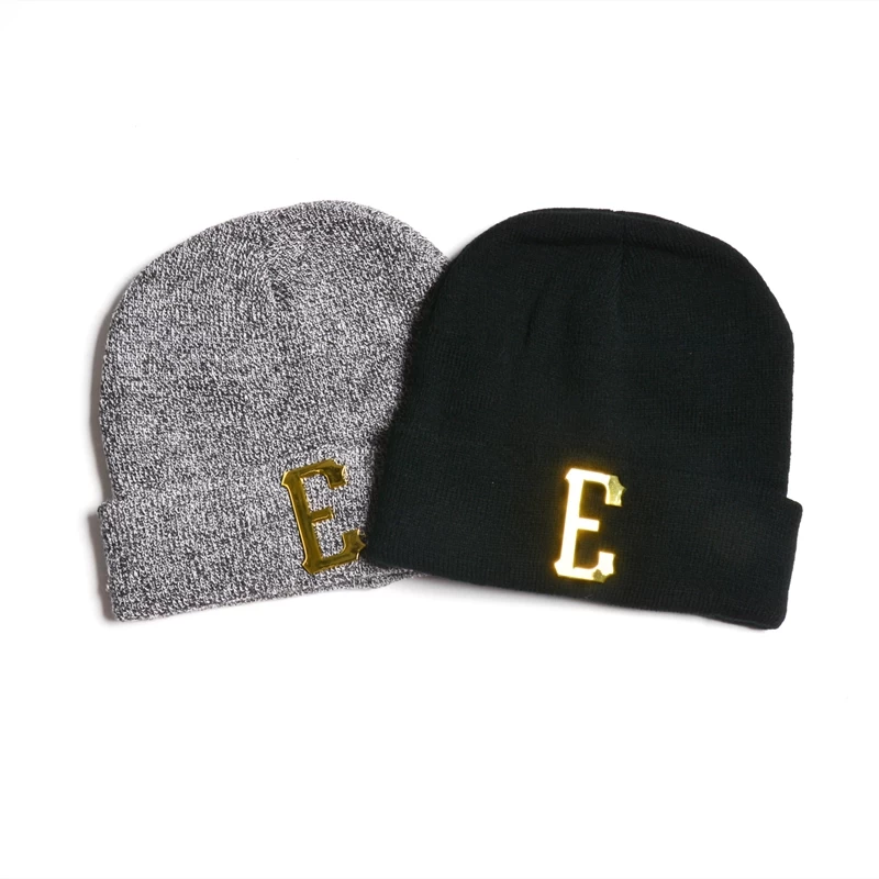 Cina cappelli a cuffia con cappellini invernali in tinta unita con logo in metallo produttore