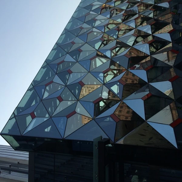Özel tasarım üçgen şekli yapısal ses geçirmez paramparça dayanıklı cam cepheler