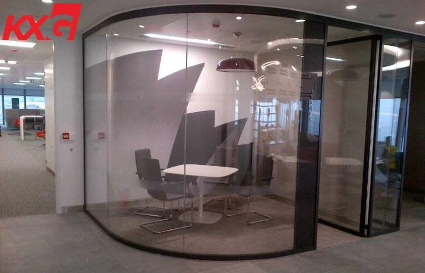 What are the characteristics and precautions for office glass partition installation?