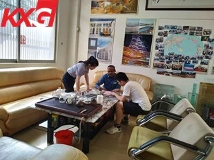 Oman customers come to Kunxing Glass Factory to inspect the goods