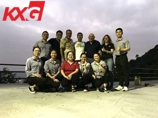 يقوم موظفو التجارة الخارجية في KXG بتسلق الجبال مع العملاء