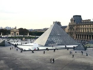 Pirámide de cristal del Louvre