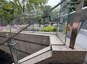 safety irregular shape laminated glass railing