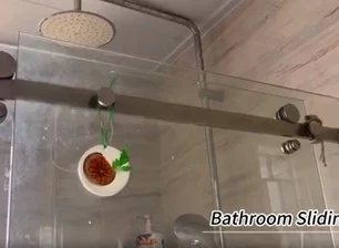 Cửa kính trượt trong phòng tắm