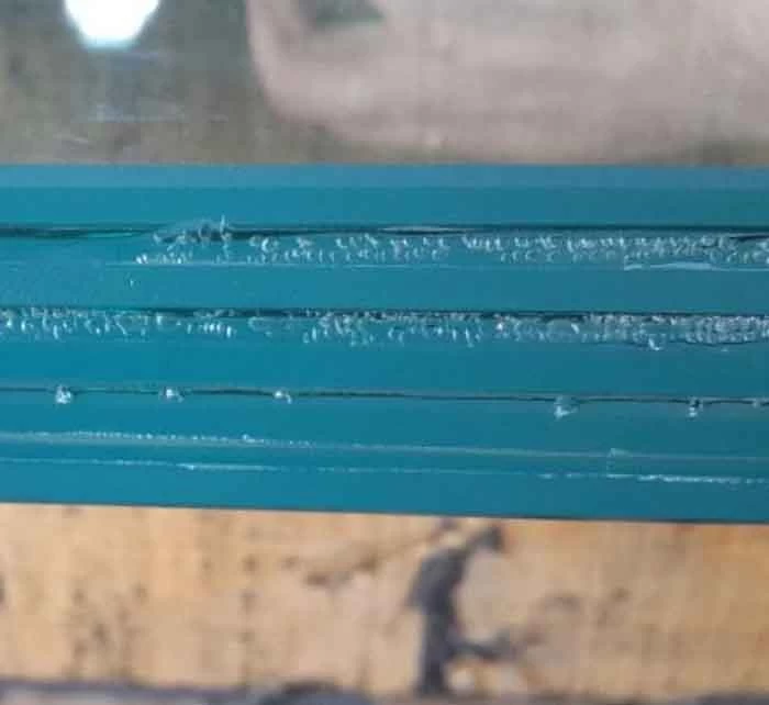 bubble appearing in laminated glass