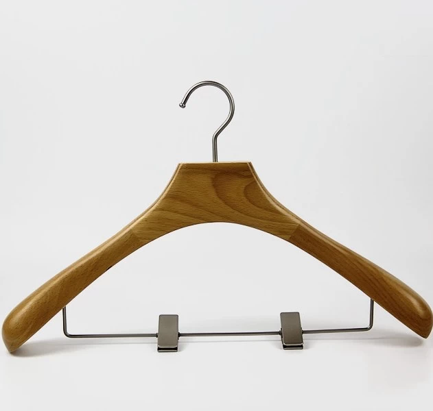 Cintre en bois de couleur bois avec pinces en métal pour pantalon