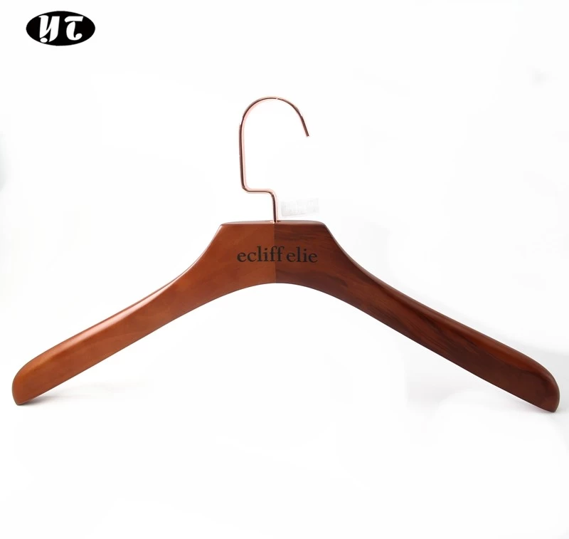Fabricación de perchas de gama alta de China percha de ropa de camisa de  madera marrón