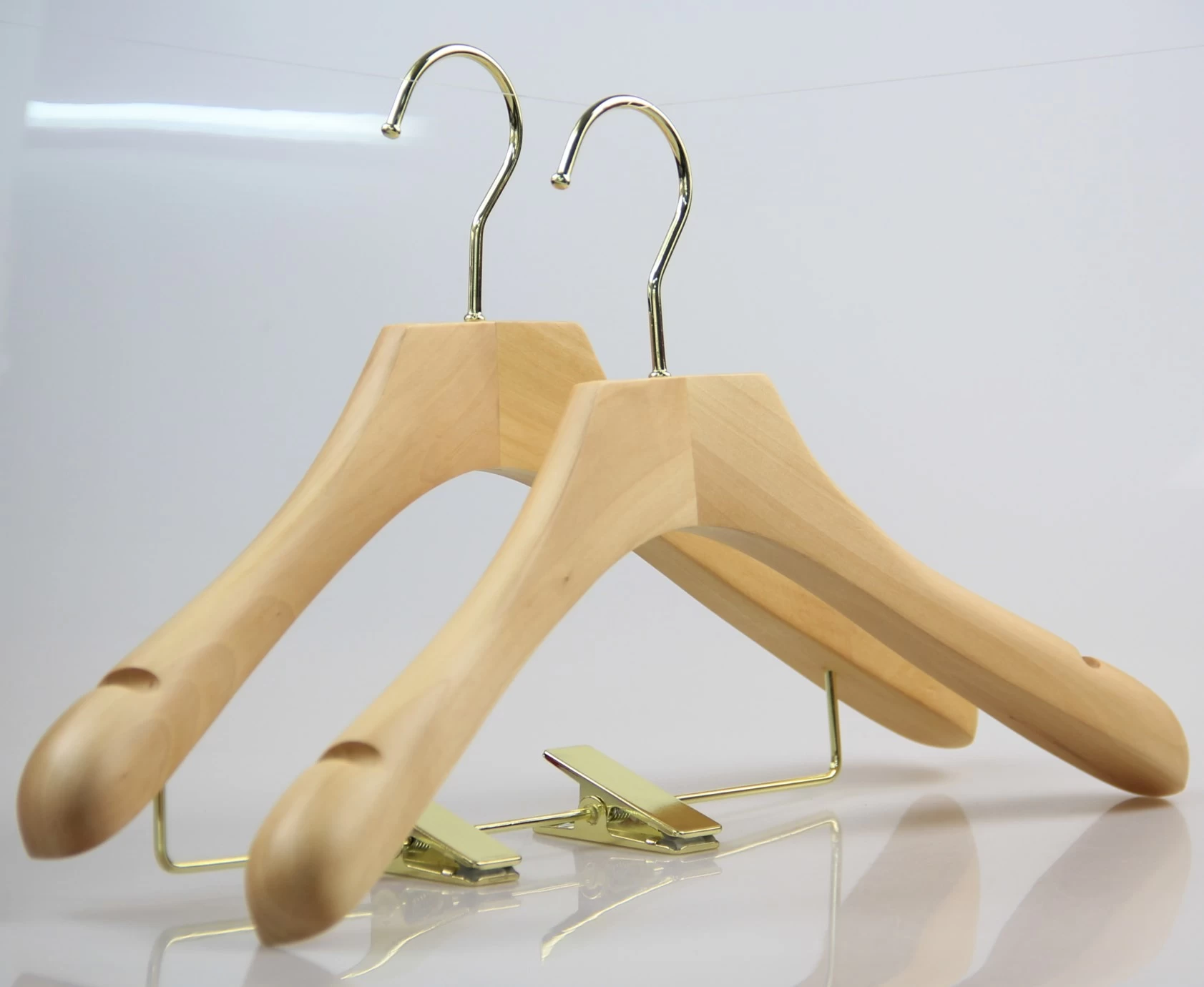 How to choose amazing wood for hangers?