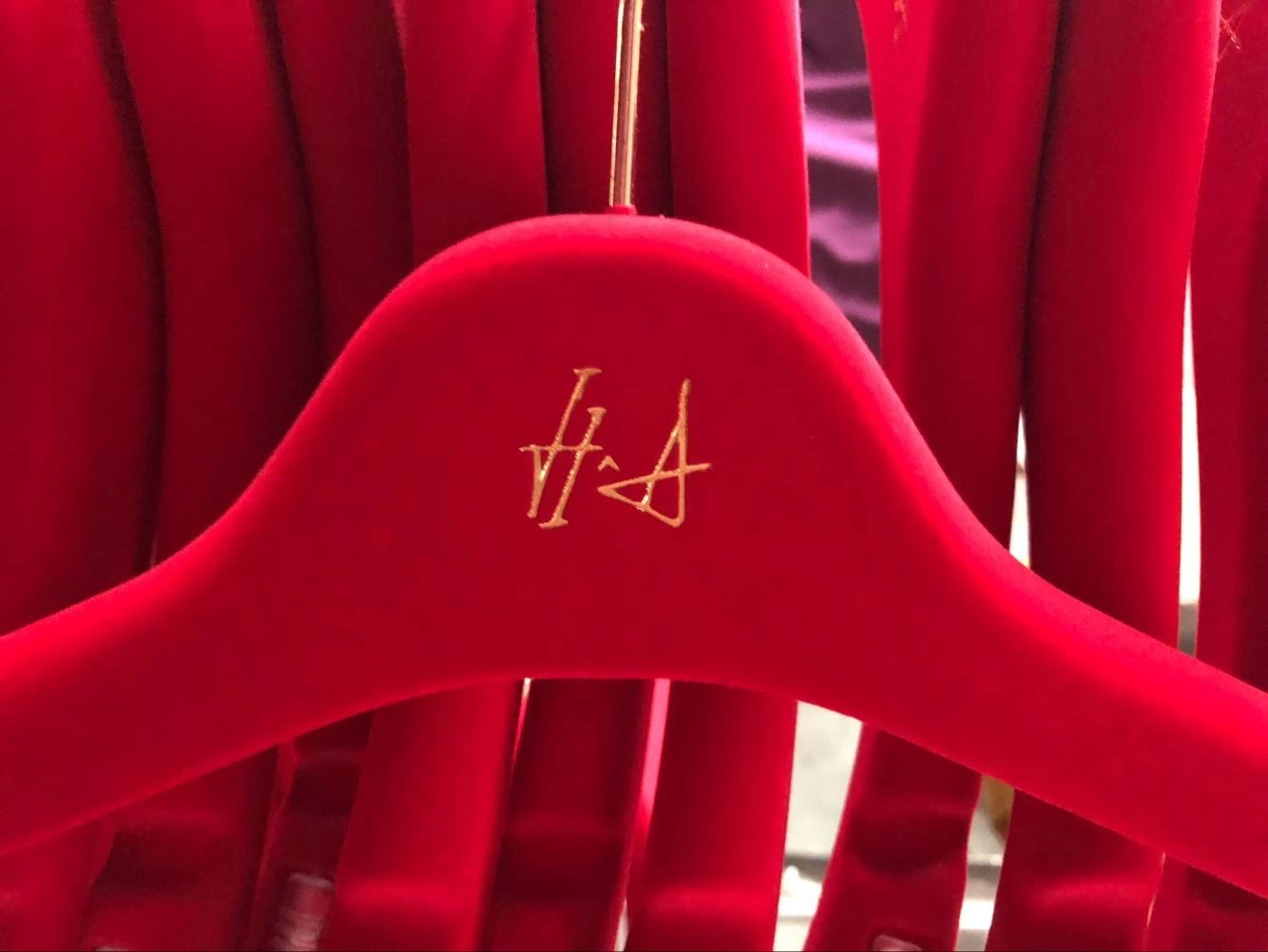 Congratulations yuntong hanger factory finished the bulk shipment for H^A red carpet brand.