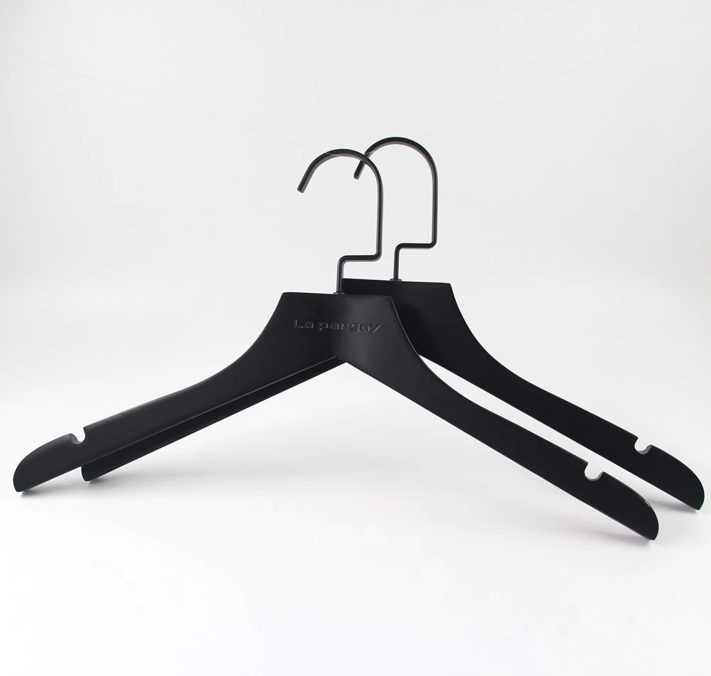 porcelana Proveedor de perchas negro de China camisa de madera y vestidos percha para hombres y mujeres [WTM-42] fabricante