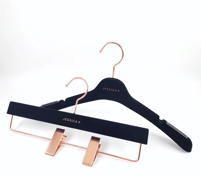 ประเทศจีน Black flocking hanger rose gold logo customized velvet hanger for brand ผู้ผลิต