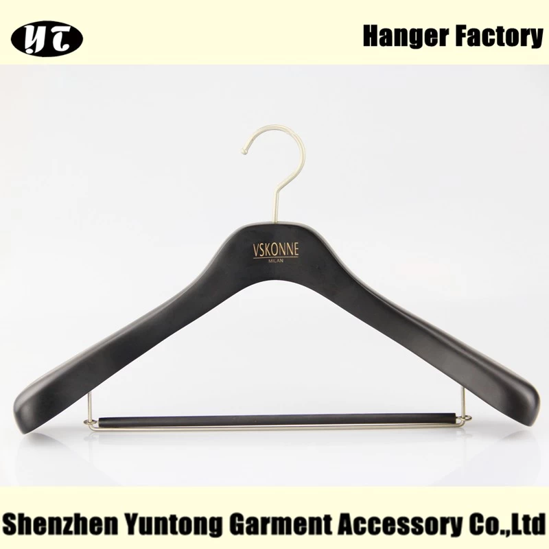 China Zwarte houten jas en pak hanger met vergrendeling bar voor broek fabrikant