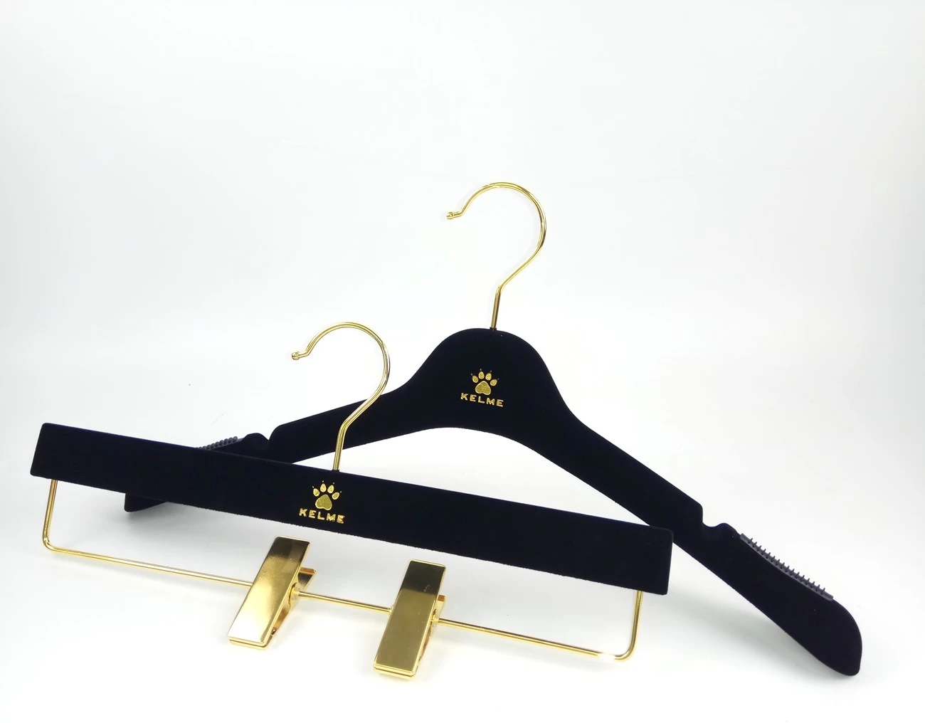 China Customized  black velvet unisex coat plastic hanger manufacturer