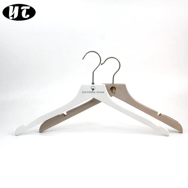 China Gemakkelijke China hanger leverancier houten shirt kledinghanger fabrikant
