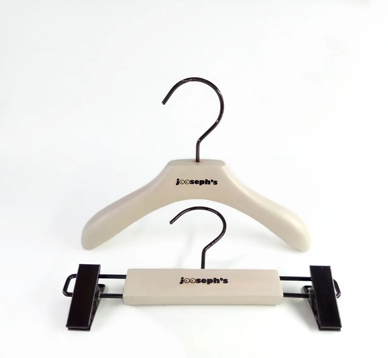 China High quality kids clothes hanger customized children wooden hanger for brand fabricante