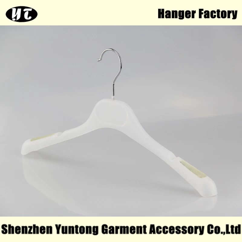 China Hoogwaardig wit kunststof overhemd hanger fabrikant