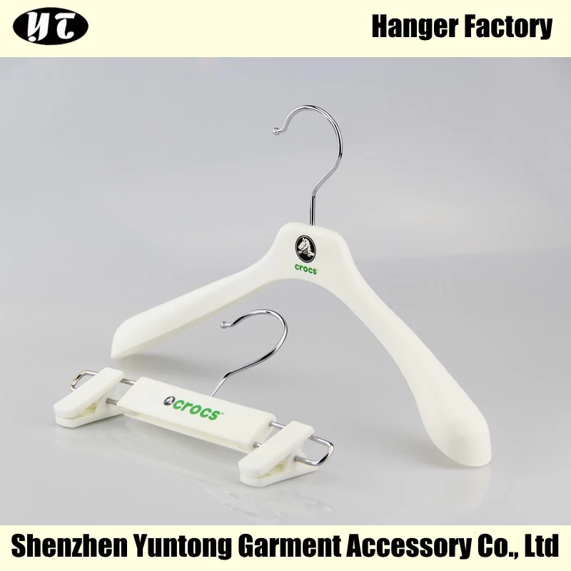 China KSP-001 witte kunststof kinderen kleding hanger pant clips hanger met brand logo fabrikant