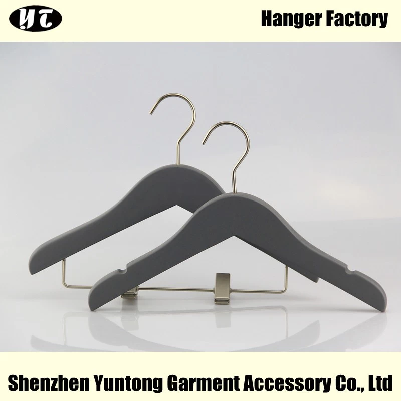 China KSW-003 aangepaste kleur rubber beklede houten hanger kinderen hanger met clips fabrikant
