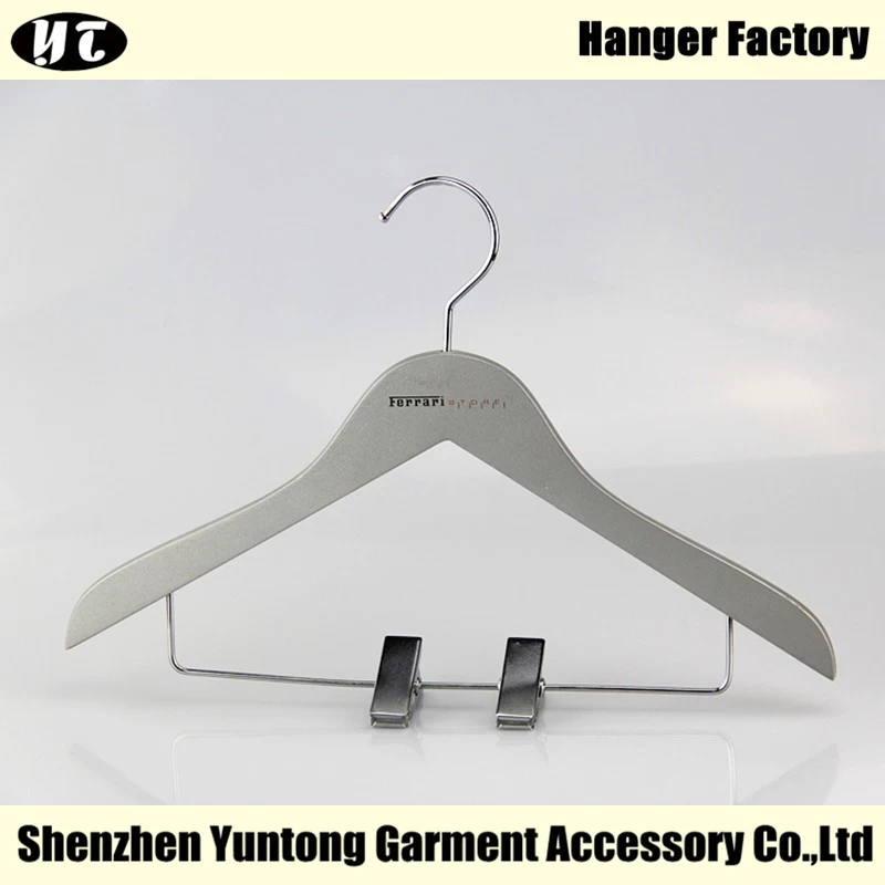 China KSW-006 grijs zilver houten kids kleding hanger met clips fabrikant