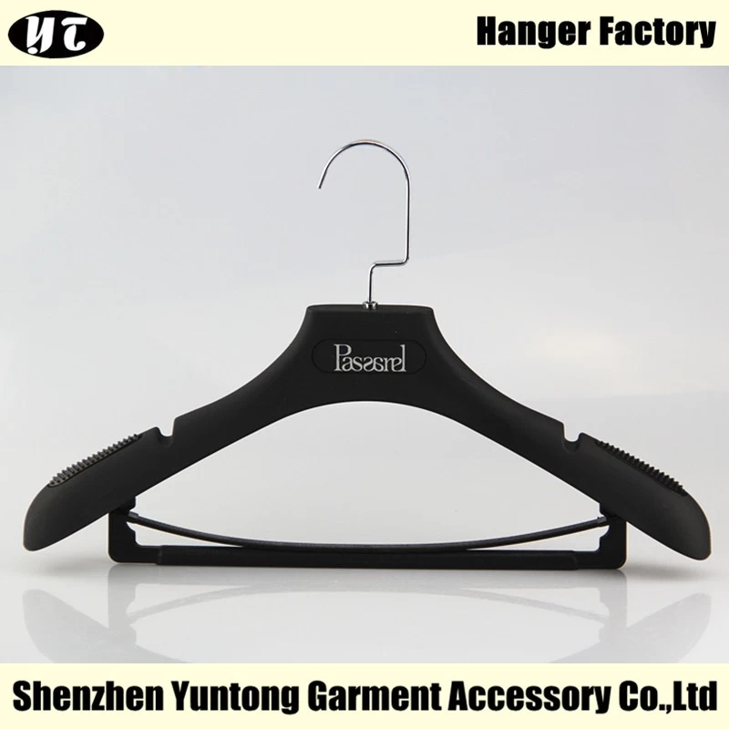 Китай MSR-001 черным резиновым покрытием вешалки костюмы для оптовых производителя